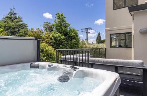 Greenlane - Ellerslie House | Spa, Movies, Pool table, Table tennis in Ellerslie!