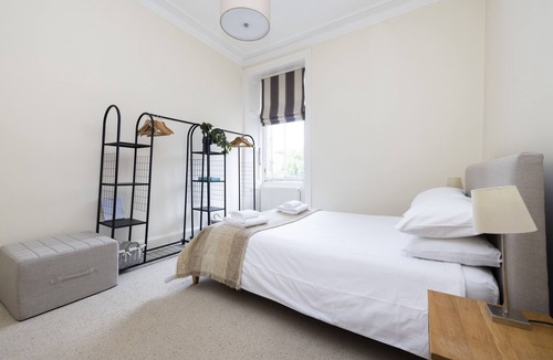 Bruntsfield Apartment | Spacious 1-BR Flat near Meadows and city centre