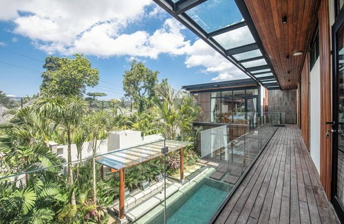 Batubelig Villa | Spacious 12BR Retreat 400m from Café Del Mar