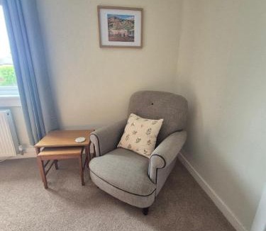 Coatbridge Apartment | Spacious 2 Bedroom Flat in Coatbridge