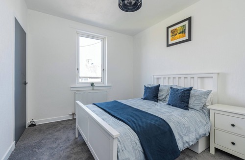 Inverkeithing Apartment | Spacious 3 bed flat near Edinburgh with free parking!