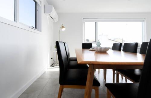 Bridport House | Spacious 4-Bed Coastal Retreat with Ocean Views