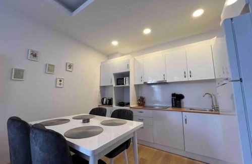 Esenyurt Apartment | Spacious 4-bedroom apartment in charming Istanbul with AC