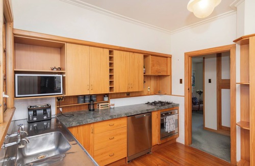 Gisborne House | Spacious 4 Bedroomed Art Deco Charm - Inner City on the River.