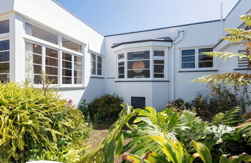 Gisborne House | Spacious 4 Bedroomed Art Deco Charm - Inner City on the River.
