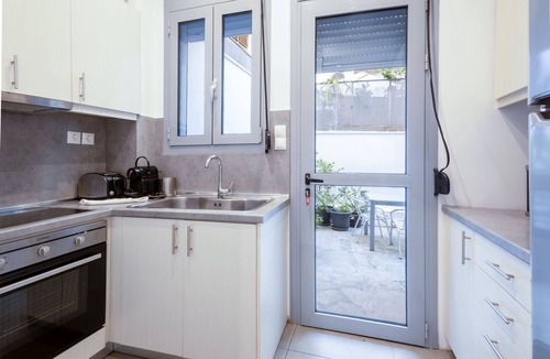 Neos Kosmos Ski Chalet | Spacious 4BR House near Acropolis | Roof Garden | 12 Guests