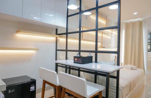 Pondokcina Apartment | Spacious and Modern Studio Apartment at Atlanta Residences By Travelio