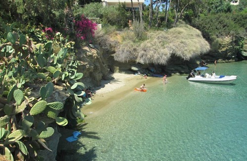 Agia Pelagia Apartment | Spacious Apartment Next to the Beach