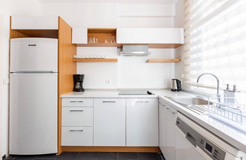 Goztepe Apartment | Spacious Apartment on Bagdat Street Kadikoy