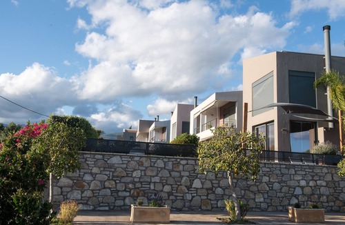 Kalamata Villa | Spacious Beachfront Property (maisonette)