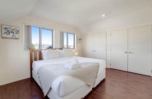 Mount Roskill House | Spacious Central 4BR Home in Mt Roskill w Parking