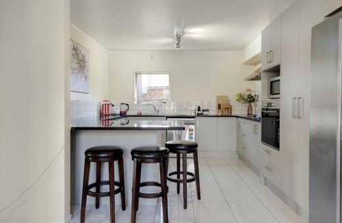 Mount Roskill House | Spacious Central 4BR Home in Mt Roskill w Parking