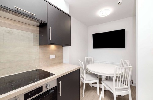 Bruntsfield Apartment | Spacious City-Centre Home with Garden Access
