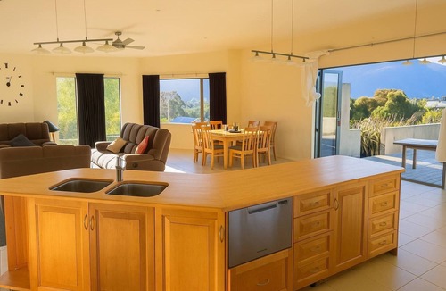 Collingwood House | Spacious Family Home - Collingwood, Golden Bay