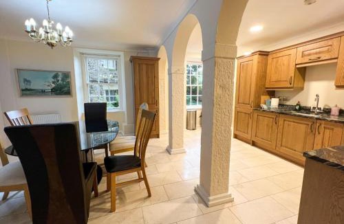 New Town Apartment | Spacious Flat Sleeps 8 near Princes Street