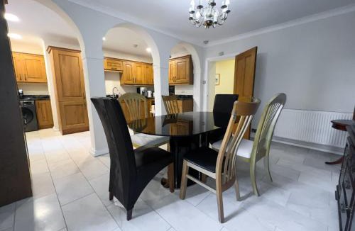 New Town Apartment | Spacious Flat Sleeps 8 near Princes Street