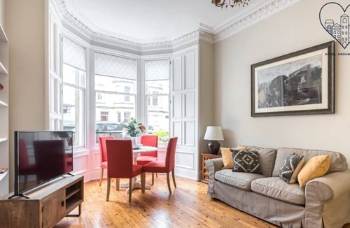Comely Bank Apartment | Spacious Ground floor 2 bed apt, in trendy area.