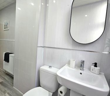 Rutherglen House | Spacious Haven with Free Parking