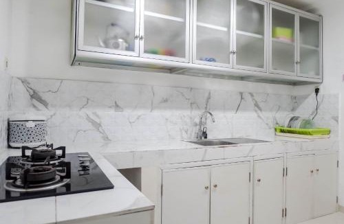 Suko Manunggal Apartment | Spacious High Floor 2BR at Taman Beverly Apartment By Travelio