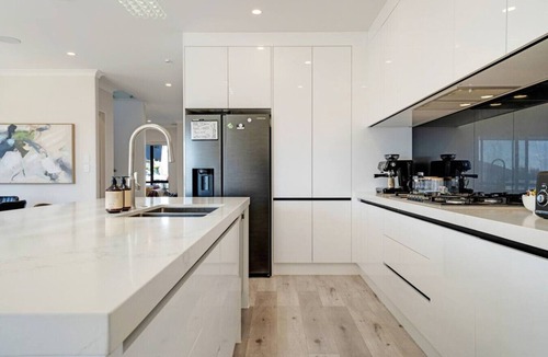 Auckland House | Spacious Home | 2 Lounges, Gym & Deck near Manukau