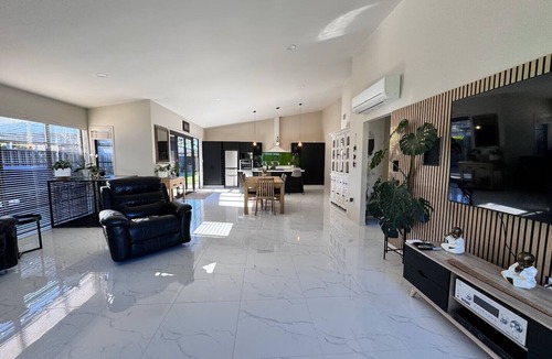 Ohope House | Spacious Home with Spa Sleeps - 12 in Ōhope. 2min walk to Harbour, 5min to Beach