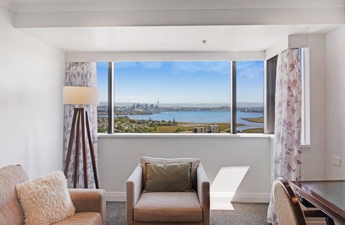 Takapuna Apartment | Spacious Luxury 1BR Great Views