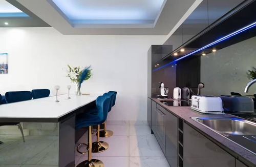 Tollcross Apartment | Spacious Modern City Centre Apartment with Castle View