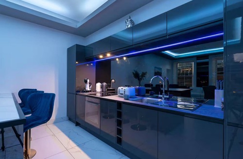 Tollcross Apartment | Spacious Modern City Centre Apartment with Castle View
