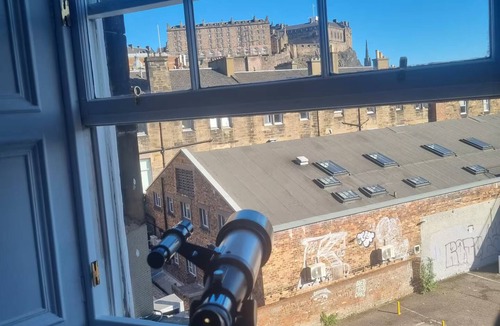 Tollcross Apartment | Spacious Modern City Centre Apartment with Castle View