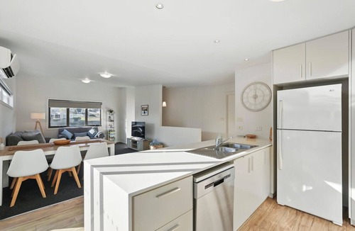 Geilston Bay Apartment | Spacious Modern Home