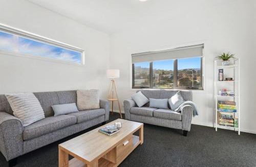 Geilston Bay House | Spacious Modern Home
