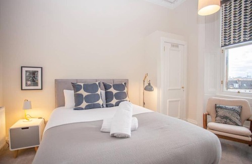 Kelvinbridge Apartment | Spacious Period Property in Glasgow