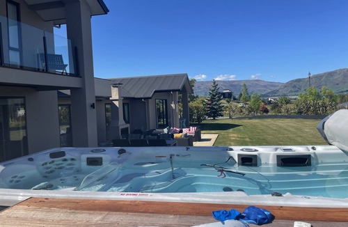 Wanaka House | Spacious private estate with swim spa and amazing mountain views