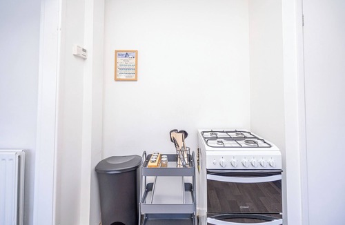 Wolverhampton House | Spacious - Sleeps 7 - Pantry & Fridge Essentials - Contractors - Leisure