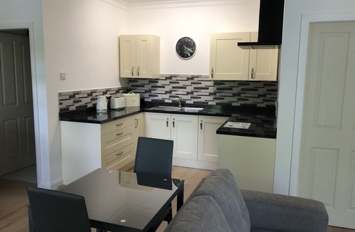 Roybridge Apartment | Spacious Studio Apartment with en-suite, full kitchen and private entrance