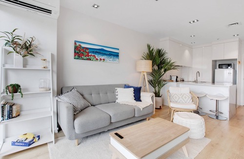 Takapuna Apartment | Spacious Stylish 2BR Carpark Pool Aircon