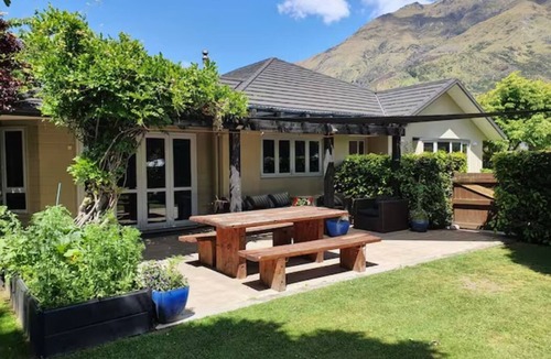 Arthur's Point House | Spacious Sunny 4 Bedroom Home located just 5 min drive from Queenstown's centre
