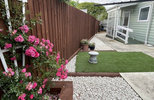 Burnside Cottage | Spacious sunny cottage (airport close, family, pet friendly, disability access)