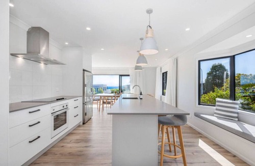 Hilltop House | Spectacular Views - Walk to Lake