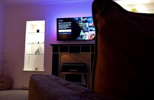 Airdrie Apartment | Springfield Apartment - Train to Glasgow or Edinburgh - Private Parking & Wifi