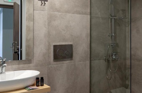 Khalandrion Hotel | STAY INN