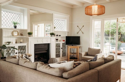 Oneroa House | Step into this beautiful vintage villa and relax – your holiday has begun.