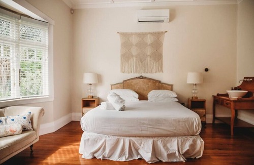 Oneroa House | Step into this beautiful vintage villa and relax – your holiday has begun.