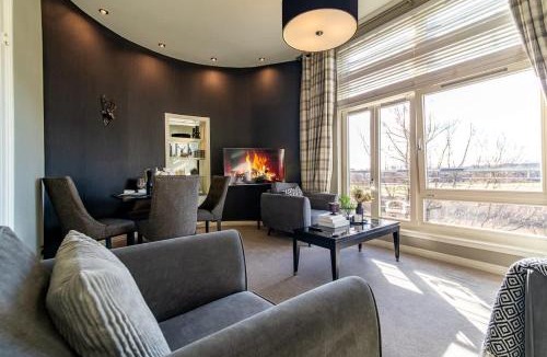 Tillicoultry House | Stirling Riverview Apartment - Free Parking