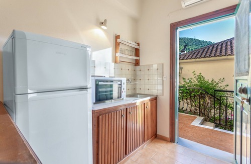 Limni Keri Apartment | Studio Apartment 'Castellos Bellos 3' with Shared Garden, Wi-Fi and Air Conditioning