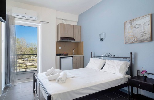Pidima Kyras Apartment | Studio Apartment 'Iguana 2' with Shared Pool, Wi-Fi and Air Conditioning