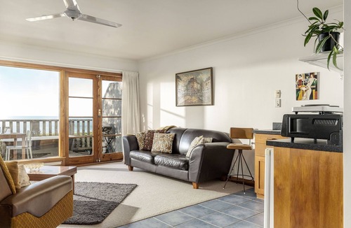Kaikoura Apartment | Studio apartment with panoramic mountain and sea views