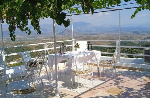 Lukove Apartment | Studio Flat - Sleeps 4 & Private Garden