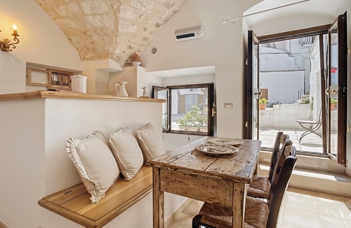 Monte Sant'Angelo Apartment | Studio 'Le Antiche Mansioni 1' with Air Conditioning