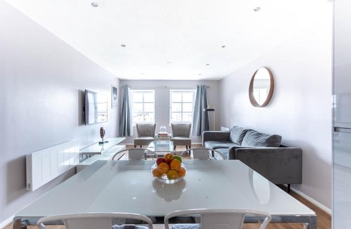 City Centre Glasgow Apartment | Stunning 2 Bed Merchant City Apartment with Residents Parking (Bell 2)